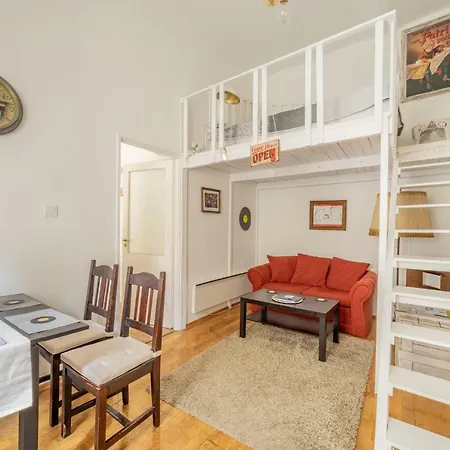 Broadway Nest Apartment