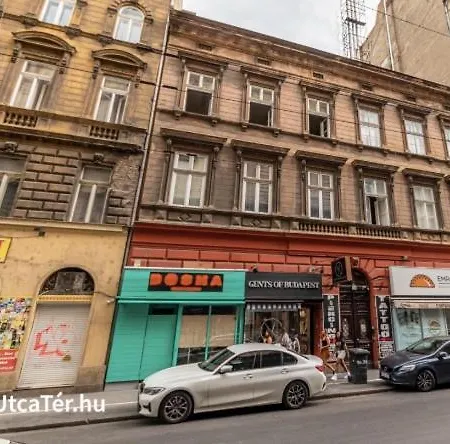 Gabi's Broadway Nest @ Nagymezo Str * Budapesta