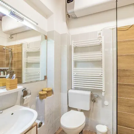 Gabi's Broadway Nest @ Nagymezo Str Apartament Budapesta