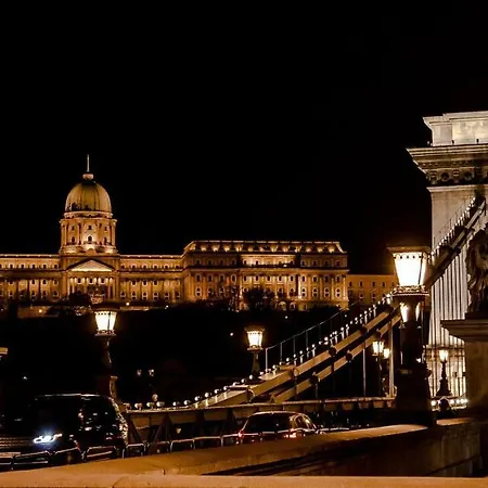 Gabi's Broadway Nest @ Nagymezo Str Apartament *
