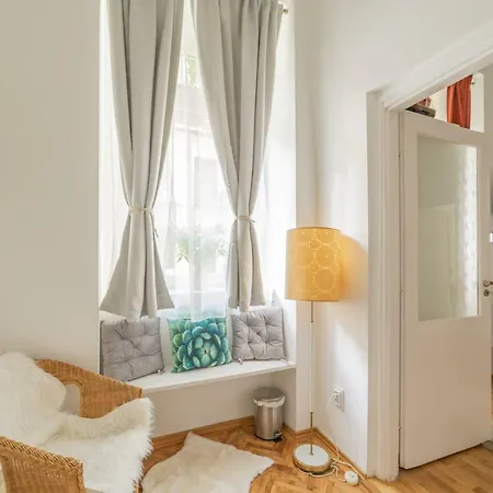 Broadway Nest Apartment